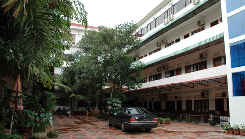 On the right side, the original, now totally remodelled hotel. You can just see the new lift at the edge of the picture